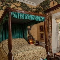 A four-poster room